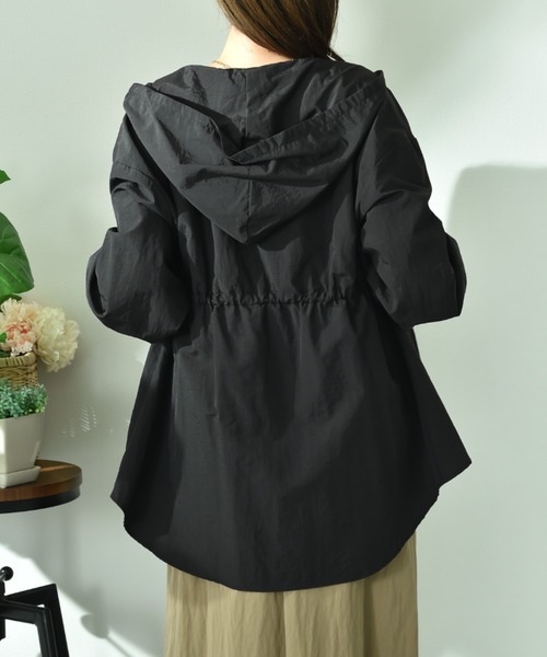 INTERPLANET（インタープラネット）の「【撥水加工】フード付ウエストドロストマンパー（マウンテンパーカー・レディース・ブラック/ライトベージュ・FREE）」の18枚目の写真