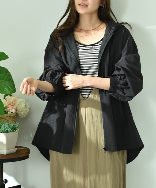 INTERPLANET（インタープラネット）の「【撥水加工】フード付ウエストドロストマンパー（マウンテンパーカー・レディース・ブラック/ライトベージュ・FREE）」の21枚目の写真