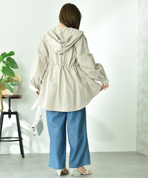 INTERPLANET（インタープラネット）の「【撥水加工】フード付ウエストドロストマンパー（マウンテンパーカー・レディース・ブラック/ライトベージュ・FREE）」の7枚目の写真