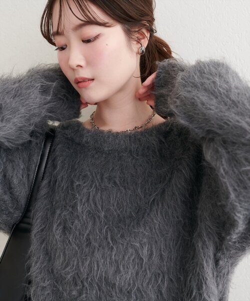 natural couture(ナチュラルクチュール)の「ロングフェザークルーネックニットプルオーバー(ニット/セーター・レディース・ベージュ/ピンク/オフホワイト/チャコールグレー・FREE)」の5枚目の写真