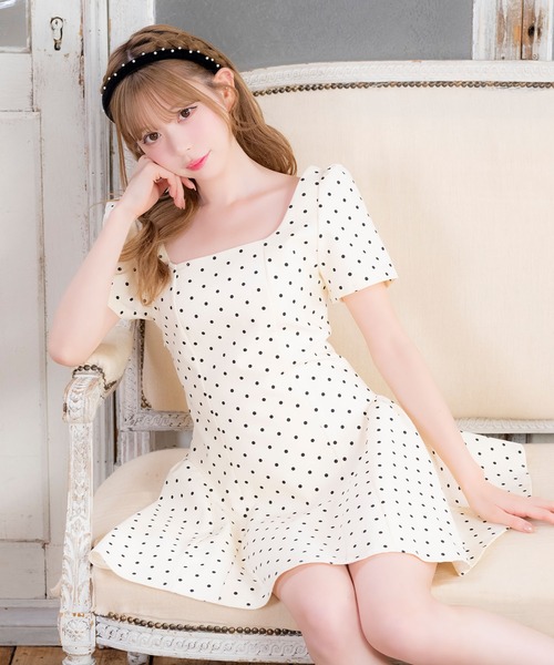 Tika（ティカ）の「キャバドレス ミニ フレア 半袖ドット パフスリーブ バックレースアップドレス ワンピース キャバワンピ ミニ丈（ワンピース・レディース・アイボリー/ダークグレー・M/L）」の2枚目の写真