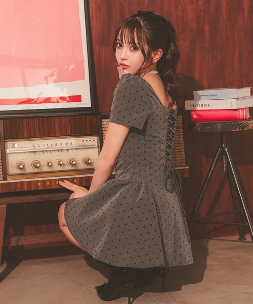 Tika（ティカ）の「キャバドレス ミニ フレア 半袖ドット パフスリーブ バックレースアップドレス ワンピース キャバワンピ ミニ丈（ワンピース・レディース・アイボリー/ダークグレー・M/L）」の15枚目の写真