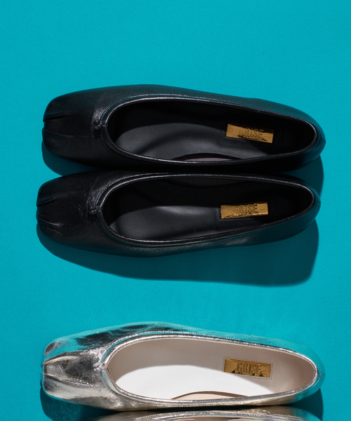 GRISE(グリーズ)の「《追加》GRISEレザースクエアプリーツフラット(その他シューズ・レディース・ブラック系その他/シルバー/ベージュ/ブルー系その他・22cm/24cm/24.5cm/25cm/21.5/23.5cm/23cm/22.5cm/25.5cm)」の2枚目の写真