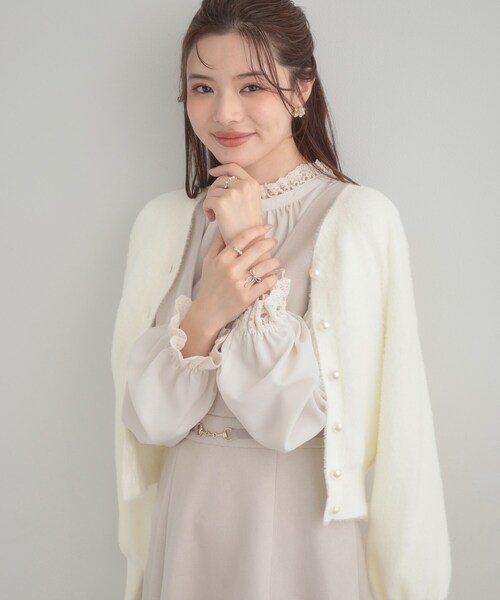 couture brooch(クチュールブローチ)の「【前後2WAY】Springフェザーカーデトップス(カーディガン/ボレロ・レディース・ブラウン系その他/サックスブルー/オフホワイト/パープル・36/38/42)」の2枚目の写真