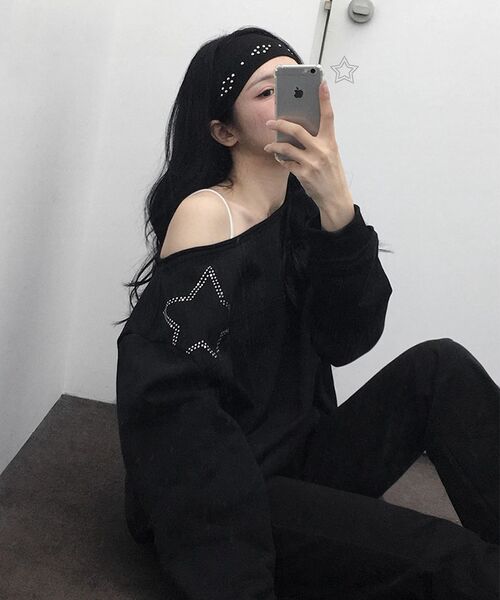 ALKI ALKA(アルキアルカ)の「Star Off-shoulder Sweatshirt (Black)(スウェット・レディース・ブラック・FREE)」の3枚目の写真