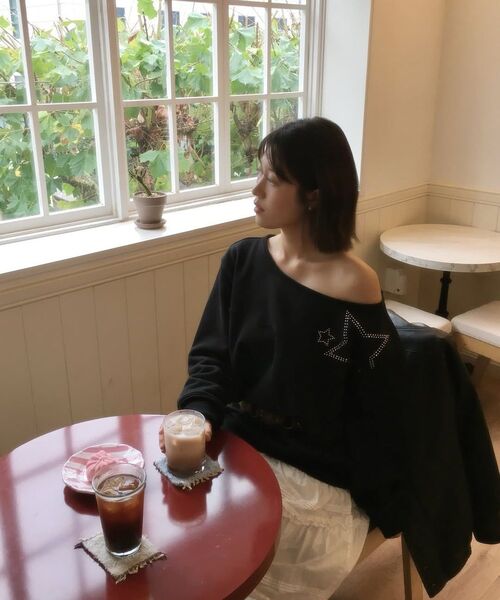 ALKI ALKA(アルキアルカ)の「Star Off-shoulder Sweatshirt (Black)(スウェット・レディース・ブラック・FREE)」の4枚目の写真