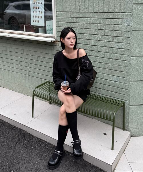 ALKI ALKA(アルキアルカ)の「Star Off-shoulder Sweatshirt (Black)(スウェット・レディース・ブラック・FREE)」の5枚目の写真