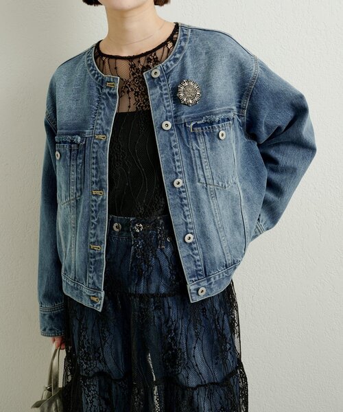 Omekashi（オメカシ）の「ブローチ付きダメージデニムGジャン（デニムジャケット・レディース・ブルー/オフホワイト・FREE）」の2枚目の写真
