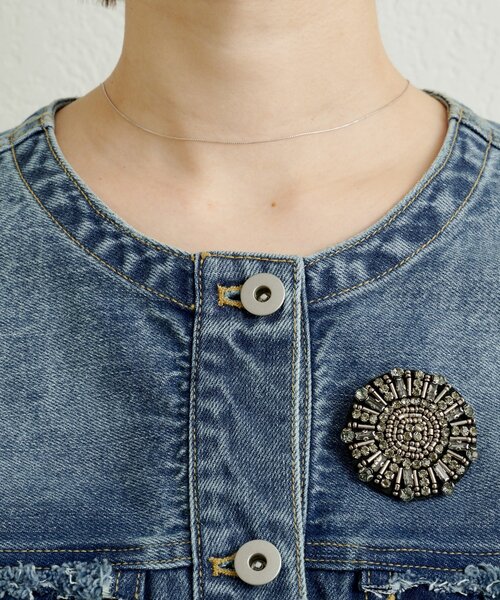 Omekashi（オメカシ）の「ブローチ付きダメージデニムGジャン（デニムジャケット・レディース・ブルー/オフホワイト・FREE）」の12枚目の写真