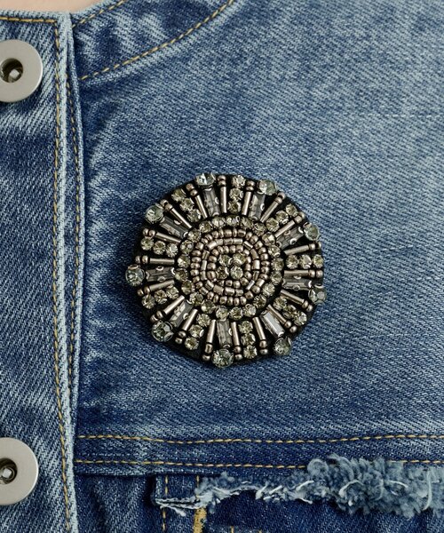 Omekashi（オメカシ）の「ブローチ付きダメージデニムGジャン（デニムジャケット・レディース・ブルー/オフホワイト・FREE）」の11枚目の写真