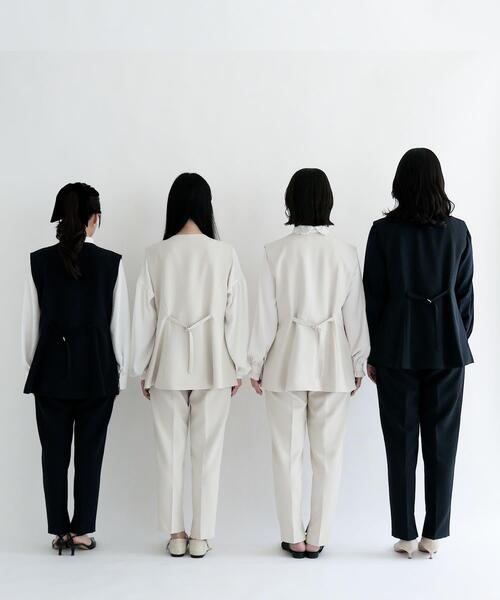 URBAN RESEARCH ROSSO WOMEN（アーバンリサーチ　ロッソ）の「『WEB/一部店舗限定』『SHORT/TALLサイズあり』ペプラムジレ+テーパードパンツ（セットアップ・レディース・ネイビー/ホワイト系その他/ブラック・38/SHORT/36/TALL）」の6枚目の写真