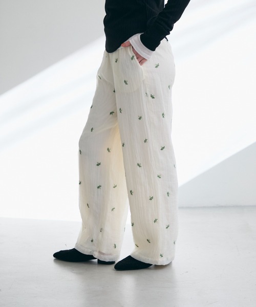 Trish(トリッシュ)の「シアー小花刺繍ルーズパンツ(スラックス・レディース・アイボリー/ブラック・FREE)」の21枚目の写真