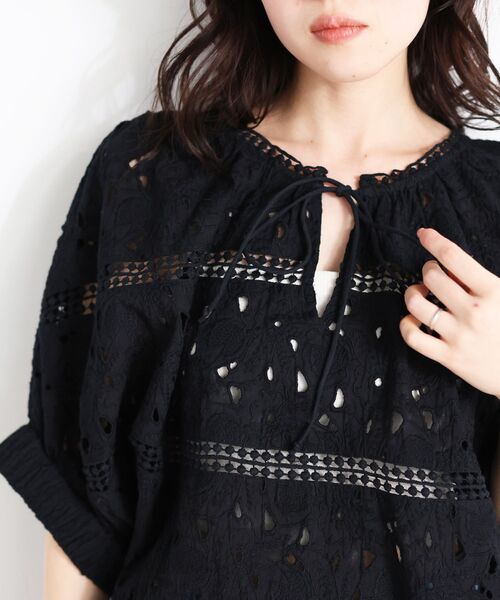 le.coeur blanc(ルクールブラン)の「TORRAZZO DONNAカットワークレースブラウス(シャツ/ブラウス・レディース・ブラック/ホワイト・38)」の2枚目の写真