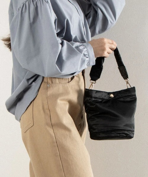 CACHELLIE(カシェリエ)の「NYLON BONDING 2WAY TOTE(ショルダーバッグ・レディース・グレー/ブラック/カーキ・FREE)」の2枚目の写真