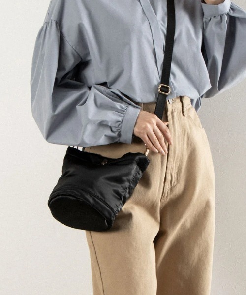 CACHELLIE(カシェリエ)の「NYLON BONDING 2WAY TOTE(ショルダーバッグ・レディース・グレー/ブラック/カーキ・FREE)」の10枚目の写真