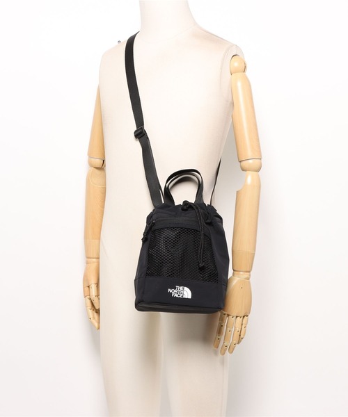 THE NORTH FACE(ザノースフェイス)の「TNF/WL-LINDEN MESH BUCKET BAG MINI(ショルダーバッグ・メンズ・クリーム/ブラック・FREE)」の11枚目の写真