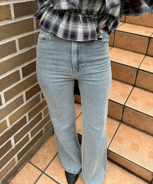 動くたび、キラキラ輝くストーンが主役】キラキラセミフレアデニム