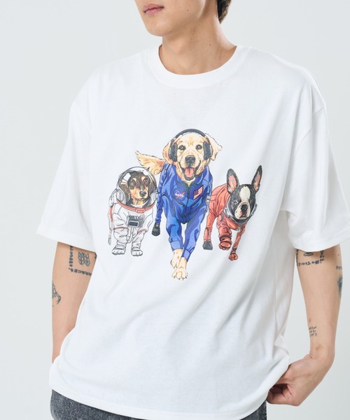 CORISCO(コリスコ)の「スペースアニマル柄TEE(M1)(Tシャツ/カットソー・メンズ・ブラック系1/グレー系1/グリーン系2/ダークグリーン系2/ピンク系2/ブルー系1/ダークグリーン系1/ピンク系1/キナリ/オートミール/グレー系2/ホワイト系1/ブルー系2/グリーン系1/ブラック系2/ホワイト系2・MEDIUM/X-LARGE/LARGE)」の3枚目の写真