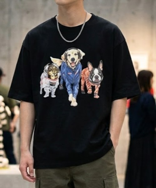 CORISCO(コリスコ)の「スペースアニマル柄TEE(M1)(Tシャツ/カットソー・メンズ・ブラック系1/グレー系1/グリーン系2/ダークグリーン系2/ピンク系2/ブルー系1/ダークグリーン系1/ピンク系1/キナリ/オートミール/グレー系2/ホワイト系1/ブルー系2/グリーン系1/ブラック系2/ホワイト系2・MEDIUM/X-LARGE/LARGE)」の5枚目の写真