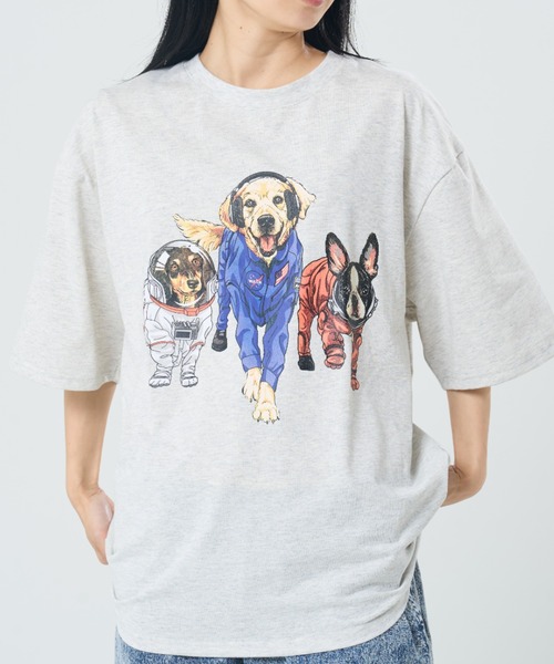 CORISCO(コリスコ)の「スペースアニマル柄TEE(M1)(Tシャツ/カットソー・メンズ・ブラック系1/グレー系1/グリーン系2/ダークグリーン系2/ピンク系2/ブルー系1/ダークグリーン系1/ピンク系1/キナリ/オートミール/グレー系2/ホワイト系1/ブルー系2/グリーン系1/ブラック系2/ホワイト系2・MEDIUM/X-LARGE/LARGE)」の2枚目の写真