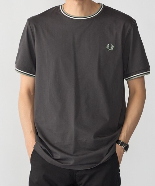 SHIPS(シップス)の「FRED PERRY: M1588V_TWIN TIPPED(Tシャツ/カットソー・メンズ・ブラック/コバルトブルー/ダークグレー・SMALL/MEDIUM/LARGE/X-LARGE)」の1枚目の写真