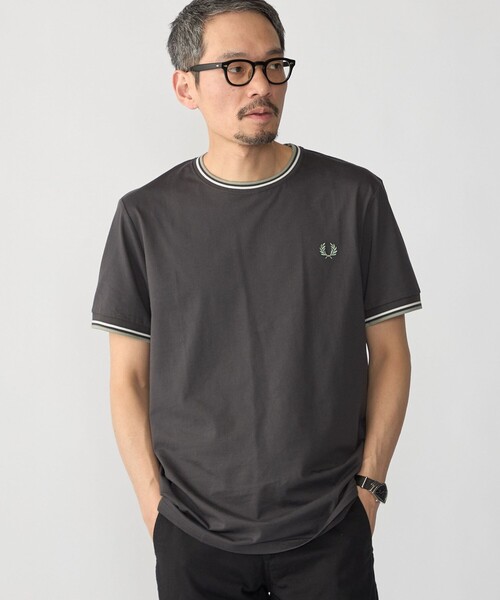 SHIPS(シップス)の「FRED PERRY: M1588V_TWIN TIPPED(Tシャツ/カットソー・メンズ・ブラック/コバルトブルー/ダークグレー・SMALL/MEDIUM/LARGE/X-LARGE)」の16枚目の写真