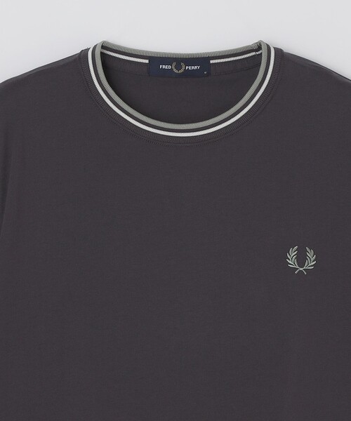SHIPS(シップス)の「FRED PERRY: M1588V_TWIN TIPPED(Tシャツ/カットソー・メンズ・ブラック/コバルトブルー/ダークグレー・SMALL/MEDIUM/LARGE/X-LARGE)」の22枚目の写真