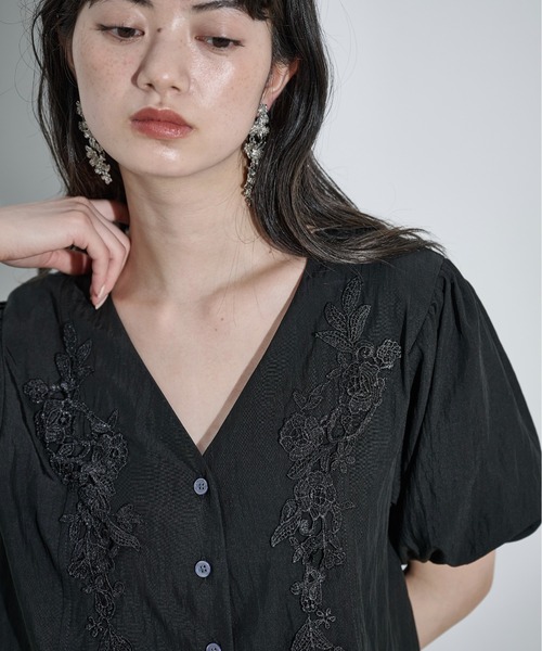 THE YOn(ザヨン)の「フラワーレース刺繍Vネッククロップドブラウス(シャツ/ブラウス・レディース・オフホワイト/クリーム/ブラック・FREE)」の2枚目の写真