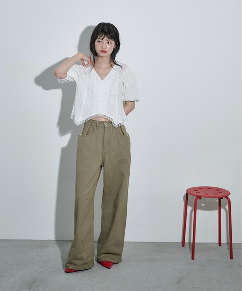 THE YOn(ザヨン)の「フラワーレース刺繍Vネッククロップドブラウス(シャツ/ブラウス・レディース・オフホワイト/クリーム/ブラック・FREE)」の11枚目の写真