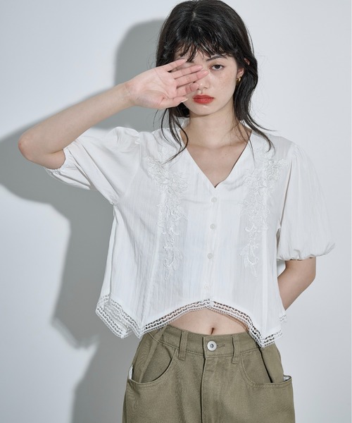 THE YOn(ザヨン)の「フラワーレース刺繍Vネッククロップドブラウス(シャツ/ブラウス・レディース・オフホワイト/クリーム/ブラック・FREE)」の5枚目の写真