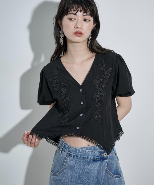 THE YOn(ザヨン)の「フラワーレース刺繍Vネッククロップドブラウス(シャツ/ブラウス・レディース・オフホワイト/クリーム/ブラック・FREE)」の18枚目の写真