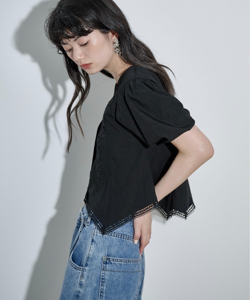 THE YOn(ザヨン)の「フラワーレース刺繍Vネッククロップドブラウス(シャツ/ブラウス・レディース・オフホワイト/クリーム/ブラック・FREE)」の20枚目の写真