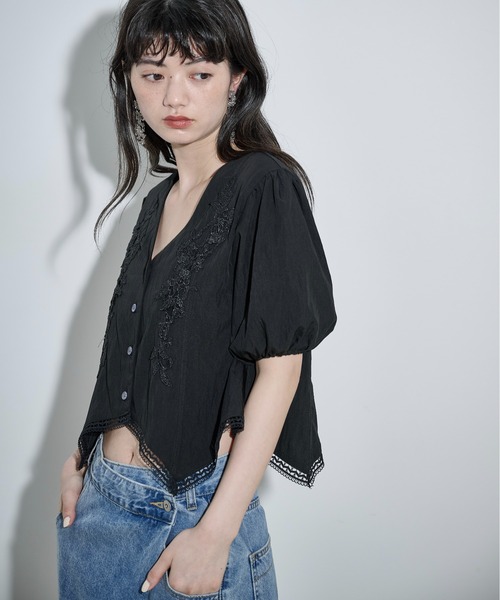 THE YOn(ザヨン)の「フラワーレース刺繍Vネッククロップドブラウス(シャツ/ブラウス・レディース・オフホワイト/クリーム/ブラック・FREE)」の19枚目の写真