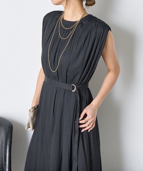 Jena espace merveilleux（ジェナ　エスパスメルヴェイユ）の「ベルト付きギャザーワンピ（ワンピース・レディース・ブラック/チャコールグレー/アイボリー・FREE）」の2枚目の写真