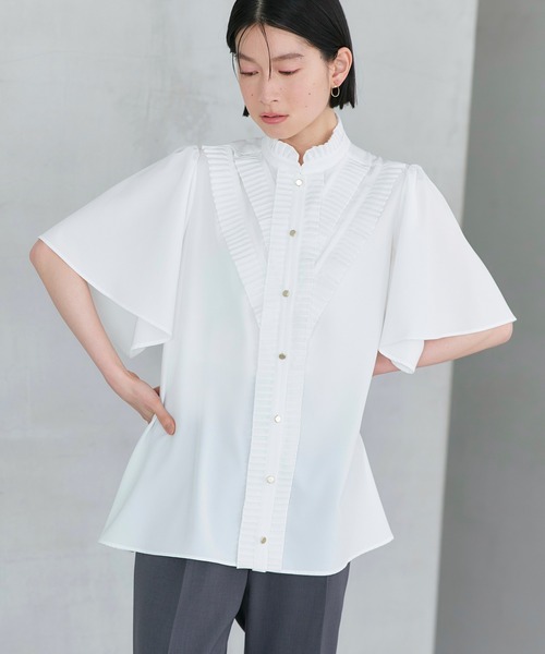 RUIRUE BOUTIQUE(ルイルエブティック)の「洗える ストレッチ | プリーツ スタンドカラー ブラウス(半袖) | レディース 体型カバー オフィスカジュアル きれいめ 上品 無地 華やか トップス シャツ(シャツ/ブラウス・レディース・ホワイト/チャコールグレー/ライトベージュ・S/LL/L/M)」の1枚目の写真