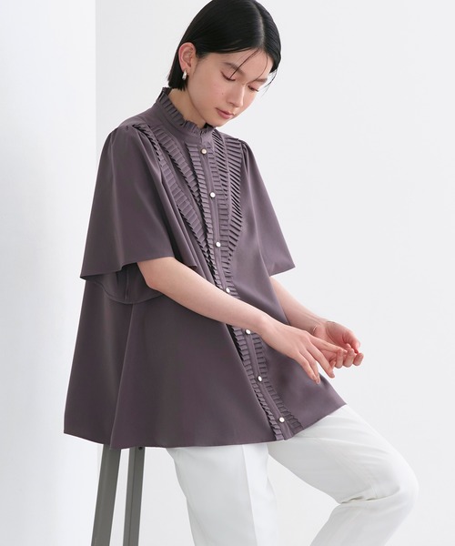 RUIRUE BOUTIQUE(ルイルエブティック)の「洗える ストレッチ | プリーツ スタンドカラー ブラウス(半袖) | レディース 体型カバー オフィスカジュアル きれいめ 上品 無地 華やか トップス シャツ(シャツ/ブラウス・レディース・ホワイト/チャコールグレー/ライトベージュ・S/LL/L/M)」の2枚目の写真