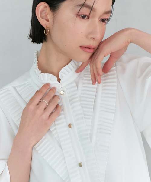 RUIRUE BOUTIQUE(ルイルエブティック)の「洗える ストレッチ | プリーツ スタンドカラー ブラウス(半袖) | レディース 体型カバー オフィスカジュアル きれいめ 上品 無地 華やか トップス シャツ(シャツ/ブラウス・レディース・ホワイト/チャコールグレー/ライトベージュ・S/LL/L/M)」の5枚目の写真