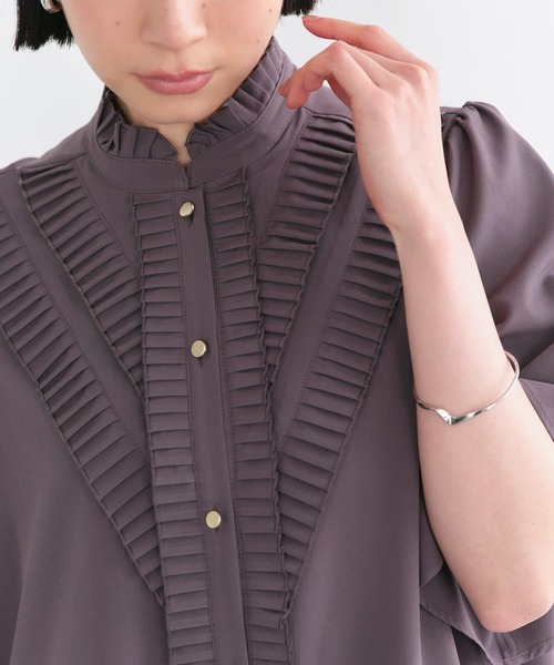 RUIRUE BOUTIQUE(ルイルエブティック)の「洗える ストレッチ | プリーツ スタンドカラー ブラウス(半袖) | レディース 体型カバー オフィスカジュアル きれいめ 上品 無地 華やか トップス シャツ(シャツ/ブラウス・レディース・ホワイト/チャコールグレー/ライトベージュ・S/LL/L/M)」の12枚目の写真