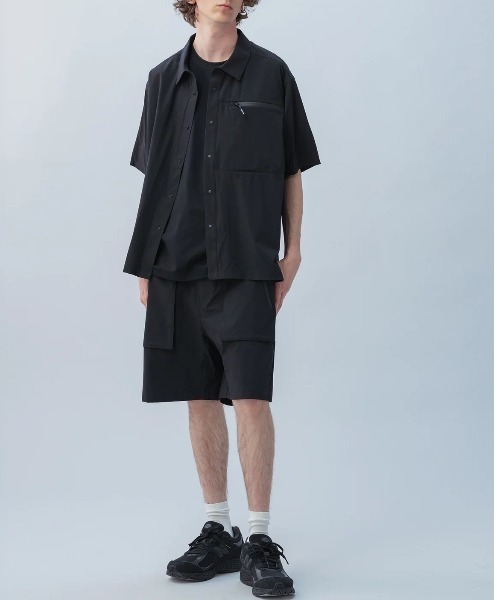 +phenix(プラスフェニックス)の「【+phenix / プラスフェニックス】AIRFLOW S/S SHIRT Aerapix採用 止水ファスナー 半袖 シャツ(シャツ/ブラウス・メンズ・ブラック・MEDIUM/LARGE/X-LARGE)」の2枚目の写真