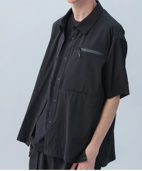+phenix(プラスフェニックス)の「【+phenix / プラスフェニックス】AIRFLOW S/S SHIRT Aerapix採用 止水ファスナー 半袖 シャツ(シャツ/ブラウス・メンズ・ブラック・MEDIUM/LARGE/X-LARGE)」の5枚目の写真