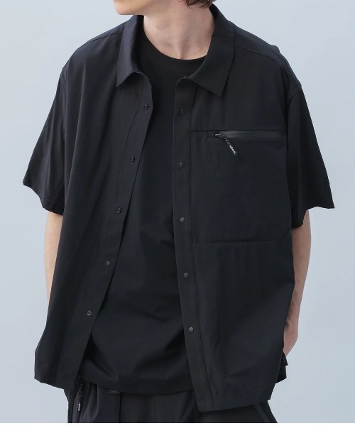 +phenix(プラスフェニックス)の「【+phenix / プラスフェニックス】AIRFLOW S/S SHIRT Aerapix採用 止水ファスナー 半袖 シャツ(シャツ/ブラウス・メンズ・ブラック・MEDIUM/LARGE/X-LARGE)」の6枚目の写真