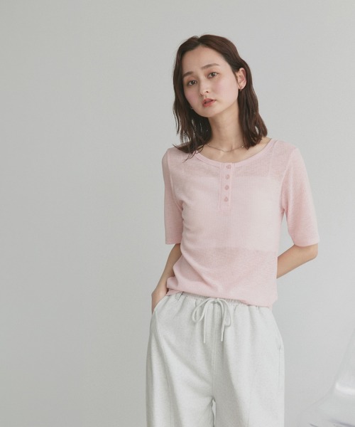 ad thie(アドティエ)の「シアー リブ ヘンリーネック トップス(Tシャツ/カットソー・レディース・ブラック/ピンク/ライトグレー・FREE)」の4枚目の写真
