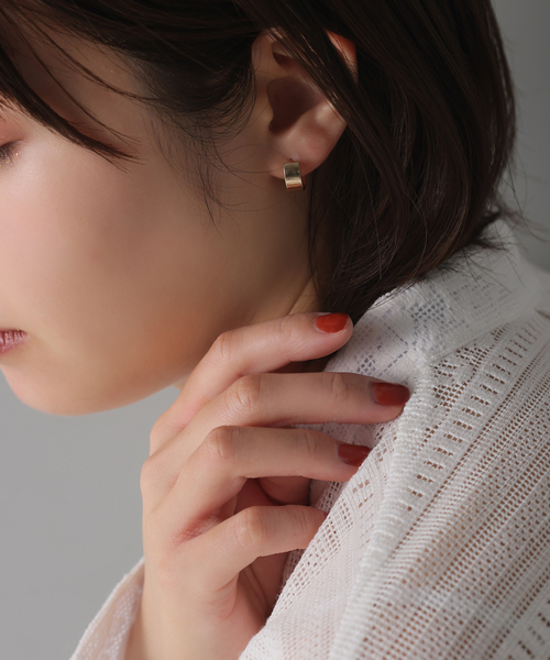 Lilas(リラ)の「12mmボートフープピアス K10(両耳)(ピアス(両耳用)・レディース・ゴールド・FREE)」の2枚目の写真