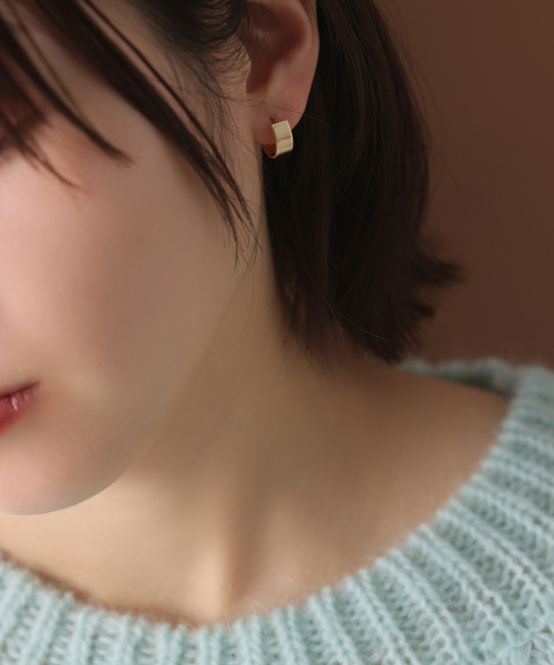 Lilas(リラ)の「12mmボートフープピアス K10(両耳)(ピアス(両耳用)・レディース・ゴールド・FREE)」の3枚目の写真