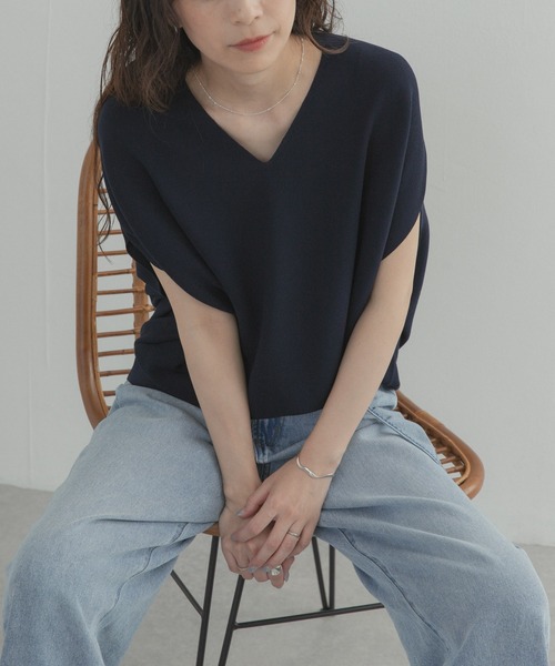 URBAN RESEARCH DOORS(アーバンリサーチドアーズ)の「『WEB限定』Vネックコクーンニット(ベスト・レディース・ネイビー/グリーン/ブラウン系その他・FREE)」の1枚目の写真