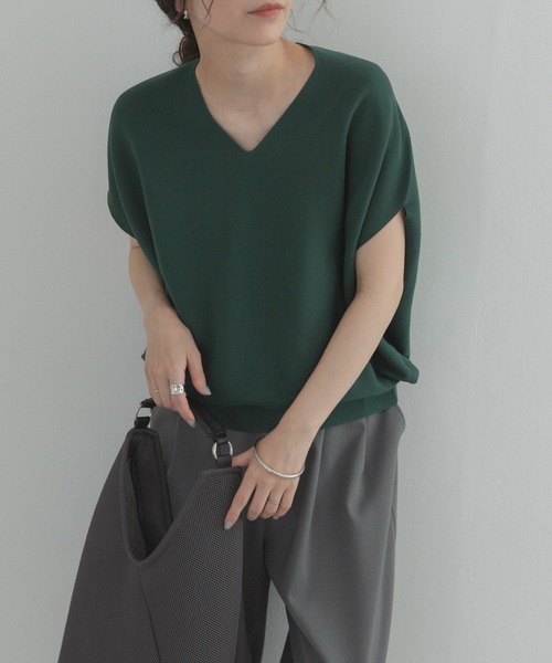 URBAN RESEARCH DOORS(アーバンリサーチドアーズ)の「『WEB限定』Vネックコクーンニット(ベスト・レディース・ネイビー/グリーン/ブラウン系その他・FREE)」の3枚目の写真
