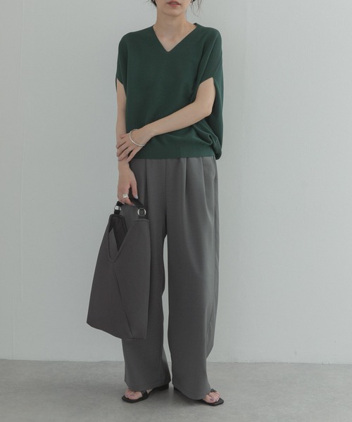 URBAN RESEARCH DOORS(アーバンリサーチドアーズ)の「『WEB限定』Vネックコクーンニット(ベスト・レディース・ネイビー/グリーン/ブラウン系その他・FREE)」の22枚目の写真