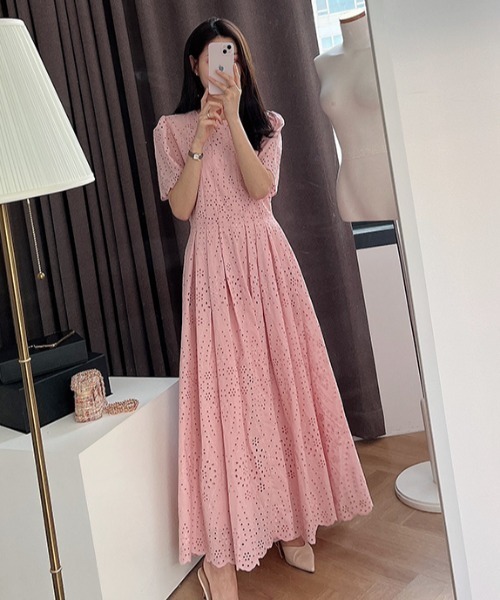 FAVORITO（ファヴォリート）の「パンチングレースワンピース（ワンピース・レディース・ピンク/ホワイト・F）」の2枚目の写真