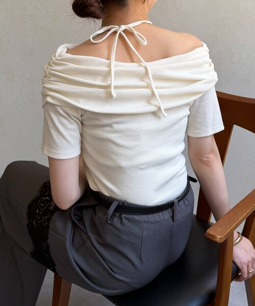 Thevon(ゼボン)の「ホルター付きオフショルプルオーバー(Tシャツ/カットソー・レディース・ブラック/モカ/アイボリー・FREE)」の1枚目の写真