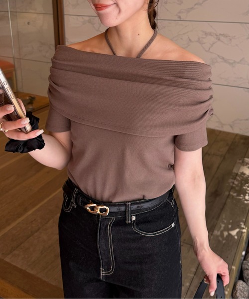Thevon(ゼボン)の「ホルター付きオフショルプルオーバー(Tシャツ/カットソー・レディース・ブラック/モカ/アイボリー・FREE)」の3枚目の写真